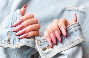 Moda stiletto manikürlü, karmaşık tırnak sanatı tasarımlı bir kadın.