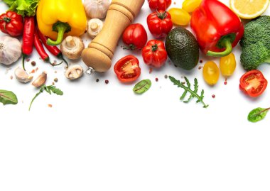 Sağlıklı beslenme ve mutfak kavramları için düzenlenmiş canlı sebze ve baharatlar.