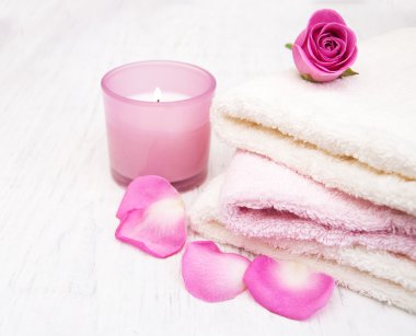 Pembe Gül ile banyo havlusu