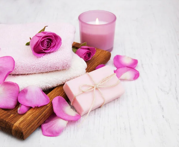Banyo Havlu ve sabun ile pembe güller