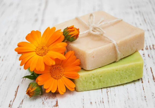 Fiori di calendula e sapone da bagno — Foto Stock