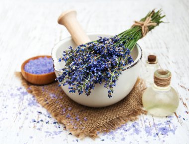 lavanta yağı ile banyo tuz ve taze lavanta