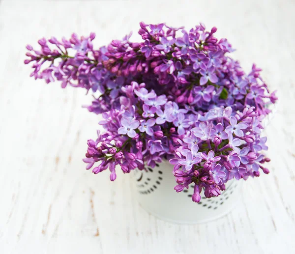 Flores lila sobre madera —  Fotos de Stock