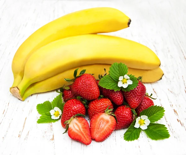 Bananen en aardbeien — Stockfoto