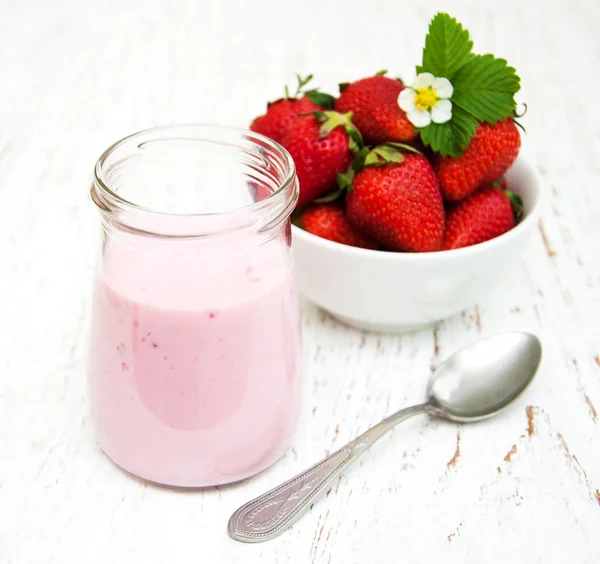 Yogur de fresa con bayas — Foto de Stock