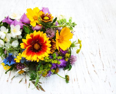 vahşi renkli çiçekler.