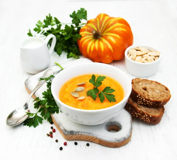 Kürbissuppe in Schüssel — Stockfoto