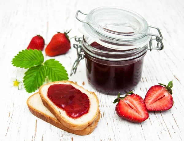 Mermelada de fresa y fresas frescas — Foto de Stock