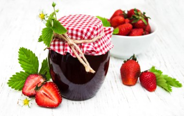 Çilek reçeli ve taze çilek.