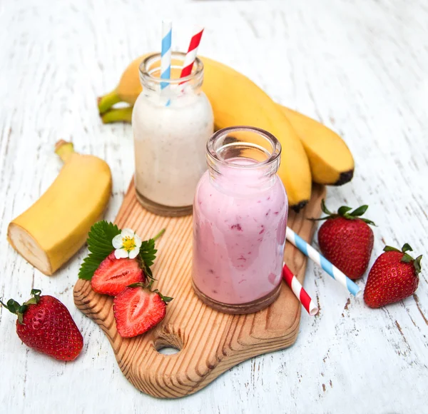 Plátanos y fresas con yogur — Foto de Stock