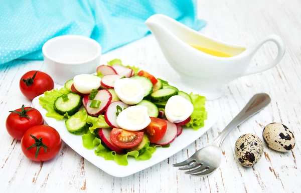 Salade de printemps aux œufs, concombres et radis — Photo