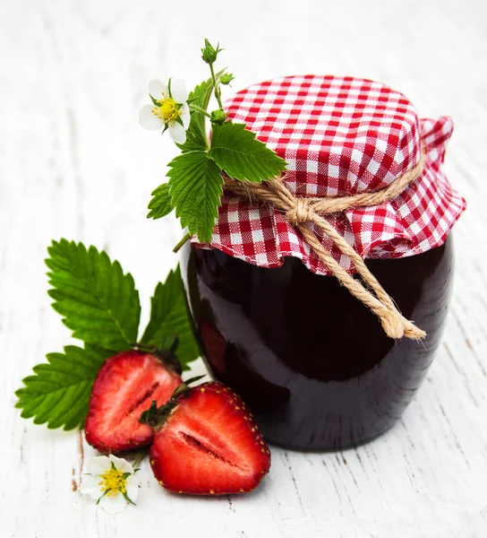 Aardbeienjam en verse aardbeien — Stockfoto