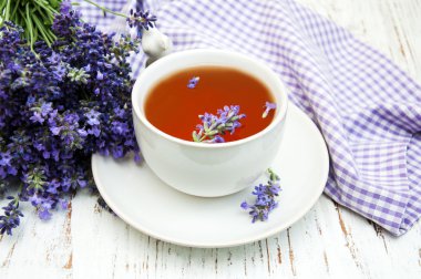 Fincan çay ve lavanta çiçekleri