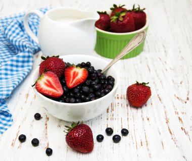 Yaban mersini ve çilek ile kase