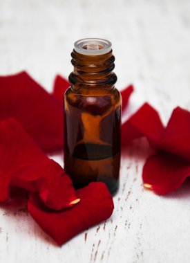 Esans ve gül yaprakları