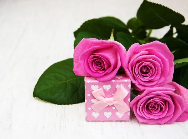 Rosas rosadas y caja de regalo —  Fotos de Stock