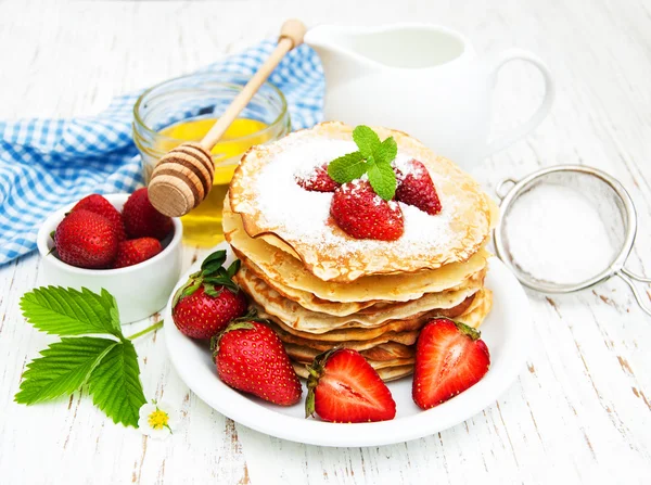 Panqueques con fresas — Foto de Stock