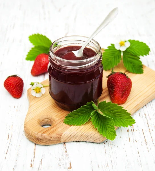 Mermelada de fresa y fresas frescas — Foto de Stock