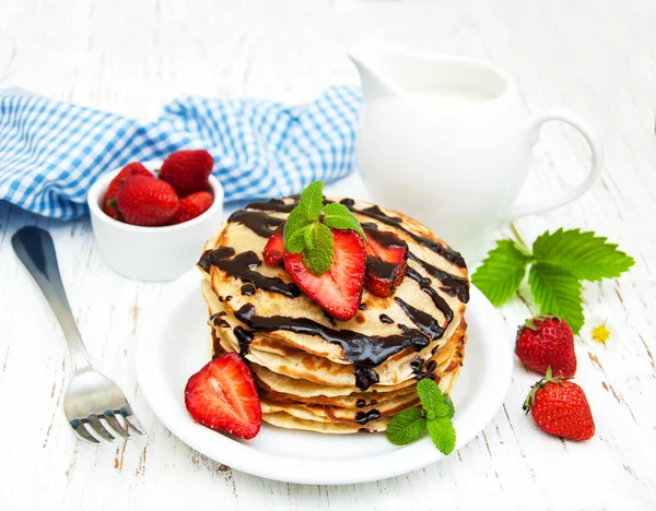 Pfannkuchen mit Erdbeeren — Stockfoto