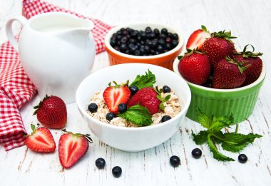çilek ile müsli