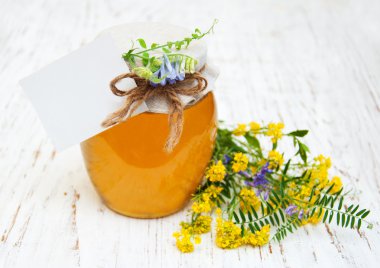 Bal ve kır çiçekleri