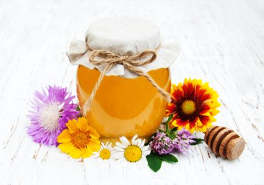 Bal ve kır çiçekleri