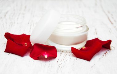 gül yaprakları ile nemlendirici krem