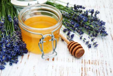 Bal ve lavanta çiçekleri