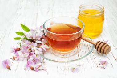 fincan çay ve akasya çiçekler