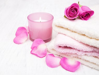 Pembe Gül ile banyo havlusu