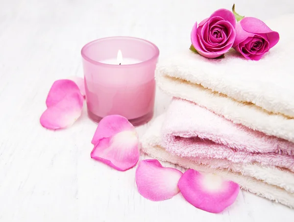 Bath towels with pink roses — Stock Photo, Image