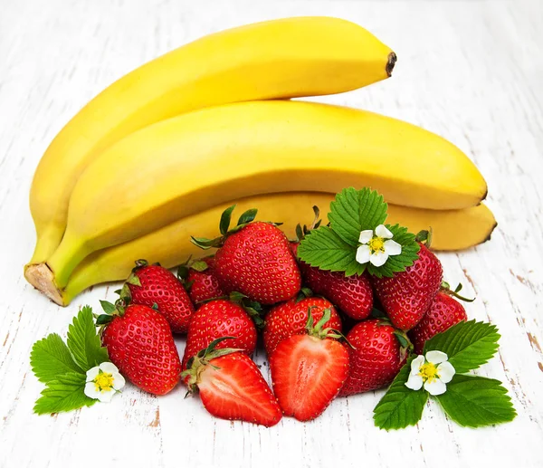 Banane și căpșuni — Fotografie, imagine de stoc