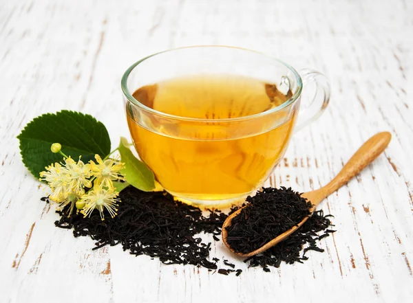 Taza de té de hierbas con flores de tilo — Foto de Stock