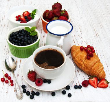 Taze meyve, kahve ve kruvasan