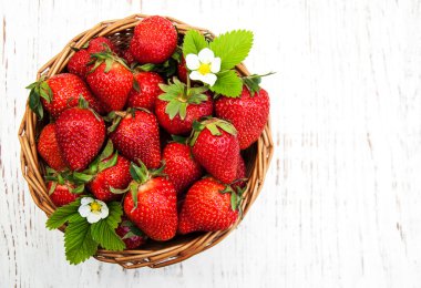 yaprakları ile çilek