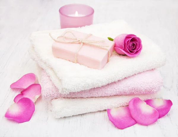 Πετσέτες μπάνιου και σαπούνι με ροζ τριαντάφυλλα — Φωτογραφία Αρχείου