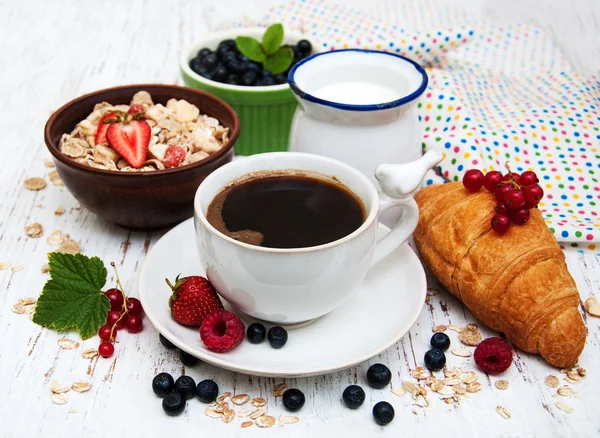 Färska bär, kaffe och croissant — Stockfoto