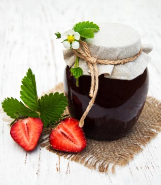 Çilek reçeli ve taze çilek.