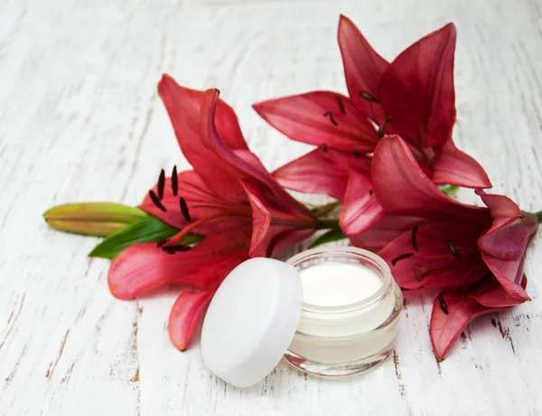 Face cream dengan bunga lily — Stok Foto
