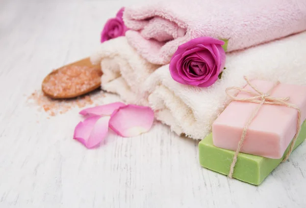 Handuk mandi dan sabun dengan mawar merah muda — Stok Foto