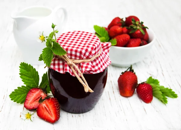 Erdbeermarmelade und frische Erdbeeren — Stockfoto