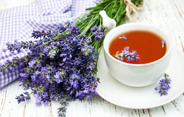 Csésze tea és levendula virág — Stock Fotó