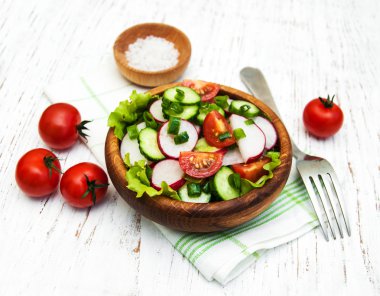 Bahar domates, salatalık ve turp salatası