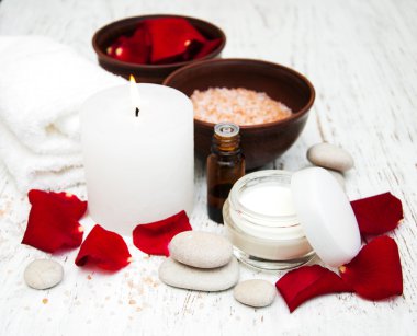 Esans ve gül yaprakları