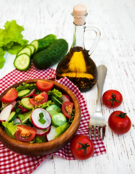 Voorjaar salade met tomaat, komkommer en radijs — Stockfoto