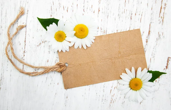 Chamomile flowers with vintage tag — Stock Photo, Image