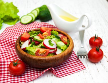 Bahar salatası salatalık ve turp