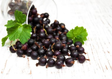 Siyah frenk üzümü ile cam