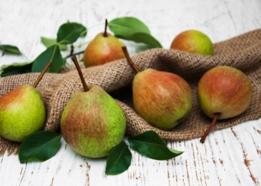 yaprakları taze armut