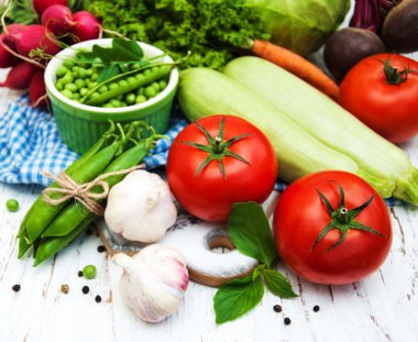 bir tabloda çeşitli sebzeler